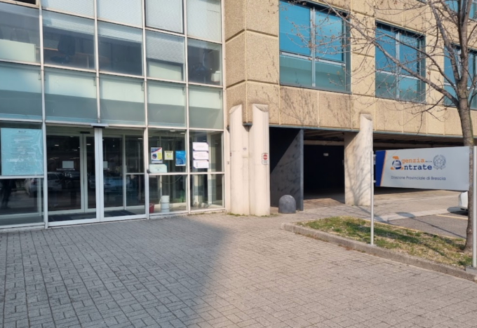 Attacco “No vax” all’Agenzia delle Entrate di Brescia