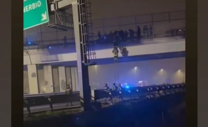 Tenta di gettarsi dal cavalcavia dopo l’incidente, 22enne salvato dai Vigili del fuoco