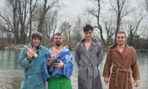 Un tuffo al fiume all’Oasi dei pensionati come buon auspicio per l’anno nuovo: quattro giovani «lanciano» la nuova moda