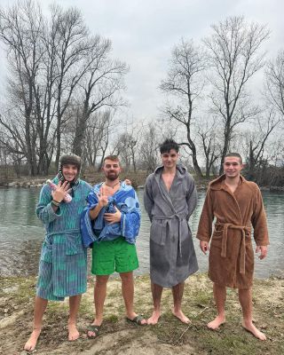 Un tuffo al fiume all’Oasi dei pensionati come buon auspicio per l’anno nuovo: quattro giovani «lanciano» la nuova moda