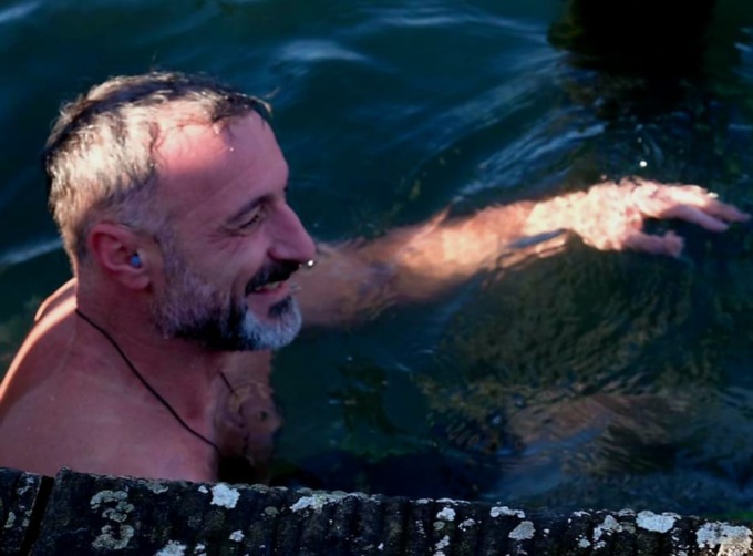 Una nuotata nel lago per unire Brescia e Bergamo