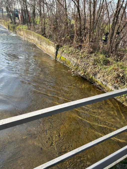 Esce di casa ma non rientra, anziano trovato morto nella roggia