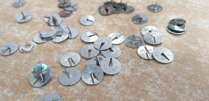 Ciclisti con gomme forate per colpa…delle puntine da disegno sulla Gardesana