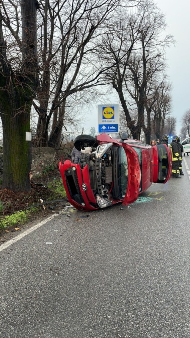 Auto si ribalta a Palazzolo sull’Oglio, disagi sul traffico