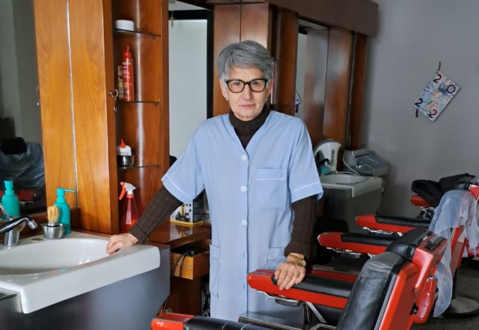 La “barbiera” va in pensione dopo una vita con forbici e pettine in mano