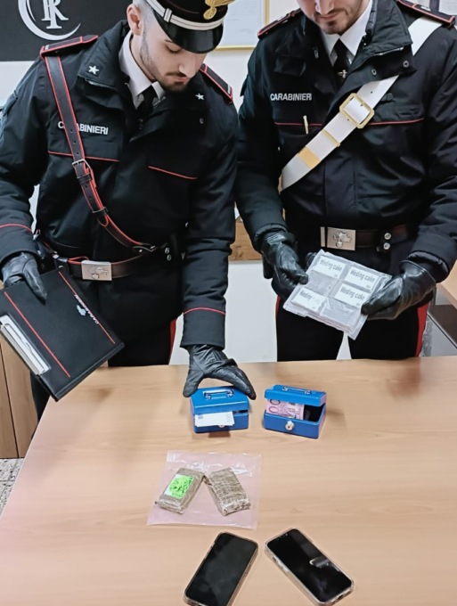 Scattano le manette per due giovani, viaggiavano in auto con hashish