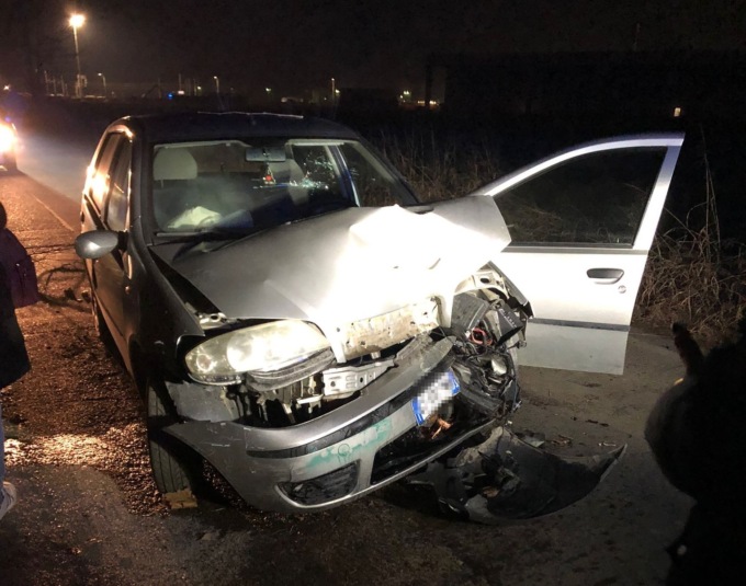 Esce di strada con l’auto e finisce contro un albero