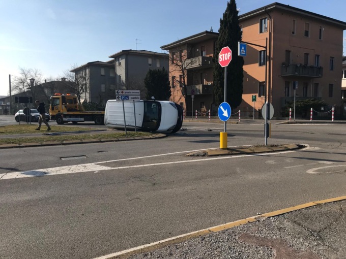 Furgone si ribalta a Montichiari
