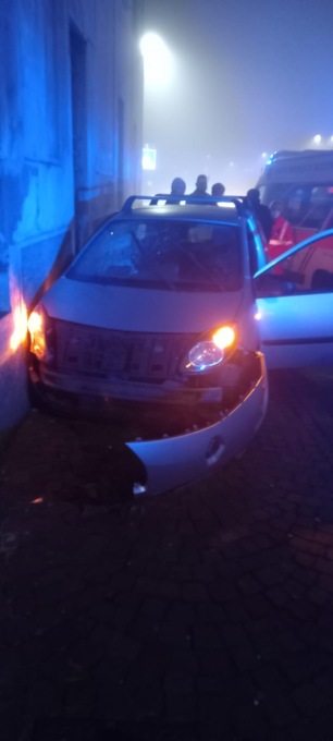 Si schianta contro un muro, nel sangue alcol oltre quattro volte il limite