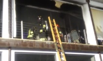 A fuoco un negozio nella notte, l'intervento dei Vigili del Fuoco