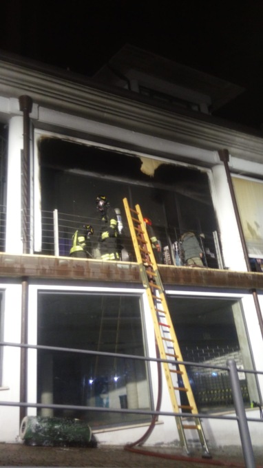 A fuoco un negozio nella notte, l’intervento dei Vigili del Fuoco