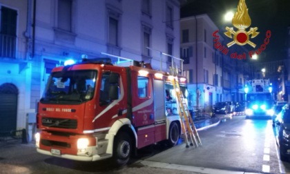 Incendio all'alba a Brescia: in fiamme un bar