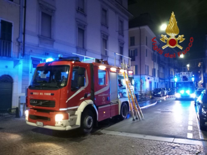 Incendio all’alba a Brescia: in fiamme un bar