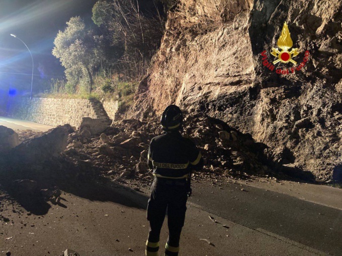 Gardesana riaperta al traffico dopo la frana in territorio di Limone