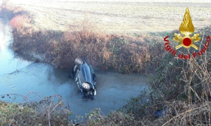 Auto si ribalta nel Naviglio, camionista si tuffa e salva la donna alla guida