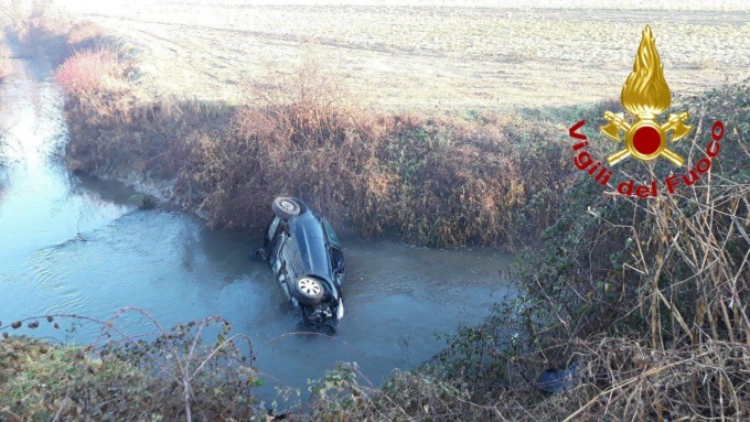 Auto si ribalta nel Naviglio, camionista si tuffa e salva la donna alla guida