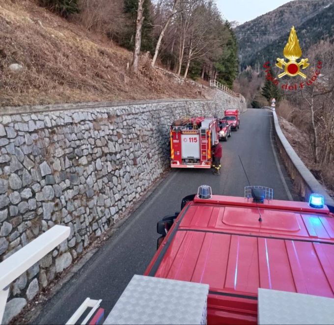 Escursionista scivola da una scarpata, intervengono i Vigili del Fuoco