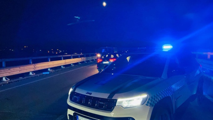 Fermato per un controllo presenta un falso documento di identità, 23enne arrestato