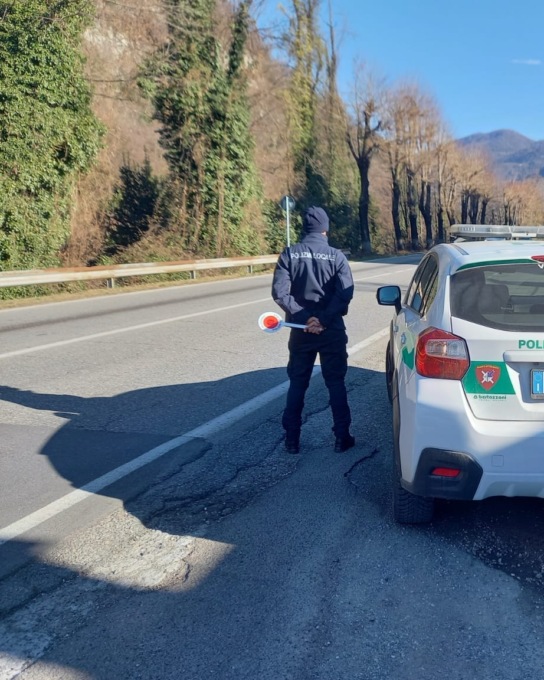 Sulla patente falsa si definisce: “eterna essenza e fonte di valore”, nei guai una 65enne