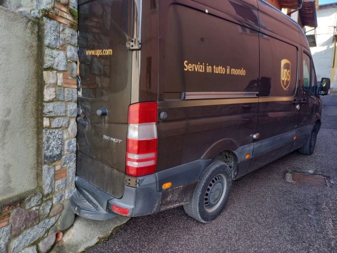 Corriere fa una consegna e non tira il freno a mano, il mezzo era parcheggiato in discesa