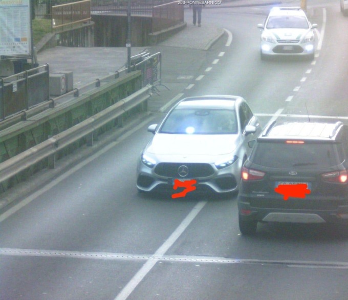 A caccia di ladri in fuga col flessibile: un’auto scappa, denunciati gli altri tre