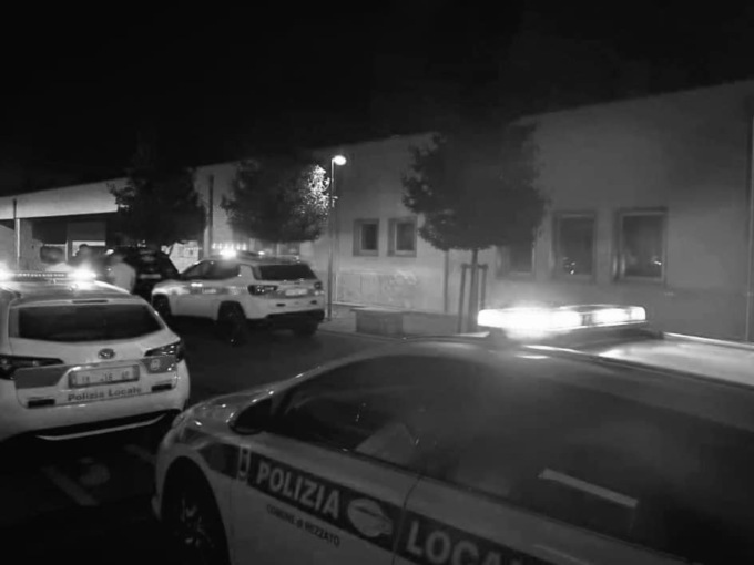 Abbandonano rifiuti in strada, dai controlli emerge che spacciavano: scatta la denuncia