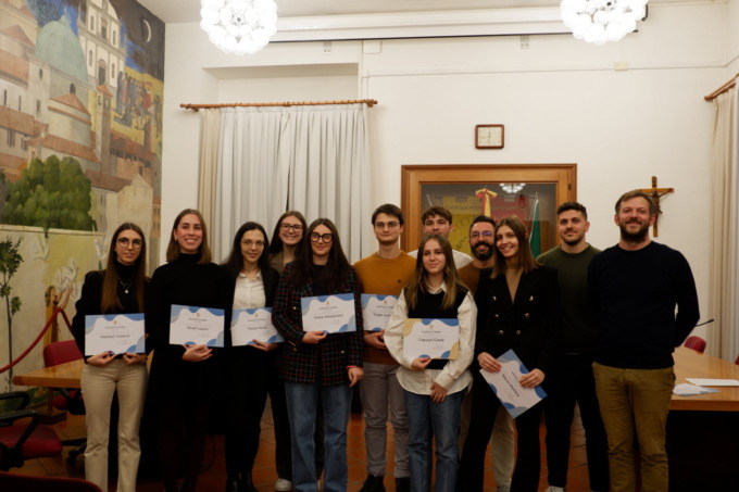 Premiato il futuro della città: consegnate le borse di studio