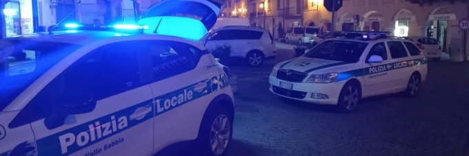 Senza patente, senza assicurazione, senza revisione e ospitalità non dichiarata: mezzo sequestrato e multa salata