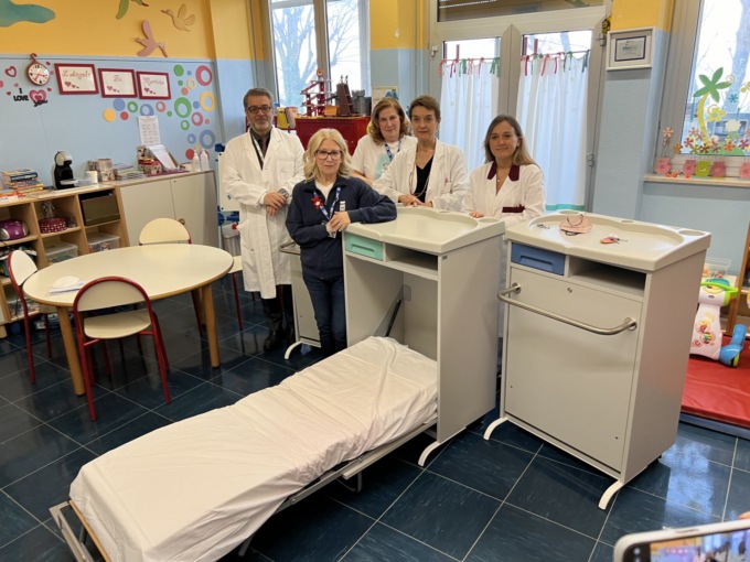 Donati al reparto pediatria dell’ospedale di Desenzano due comodini mamma