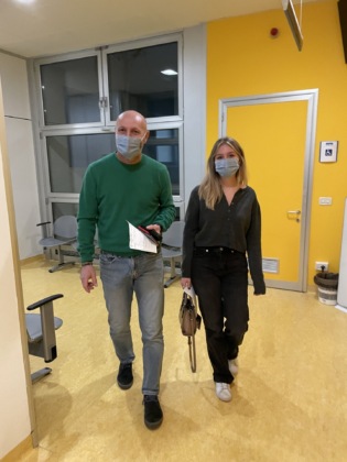 Silvia e il papà Omar mentre stavano entrando nella sala prelievi del centro raccolta di Avis Provinciale Brescia, lo scorso 10 febbraio