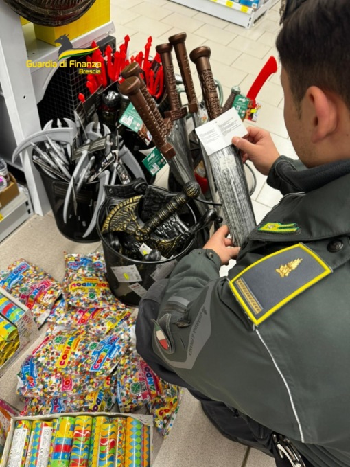 Guardia di Finanza: sequestrati 696mila articoli irregolari in otto attività commerciali