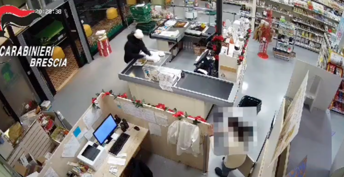 Otto rapine nei supermercati per un totale di 13mila euro di bottino: quattro gli indagati