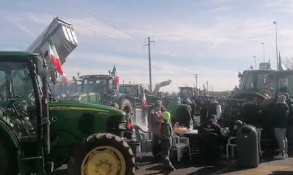 Sit-in di protesta davanti al centro fiera di Montichiari: circa duecento i trattori presenti