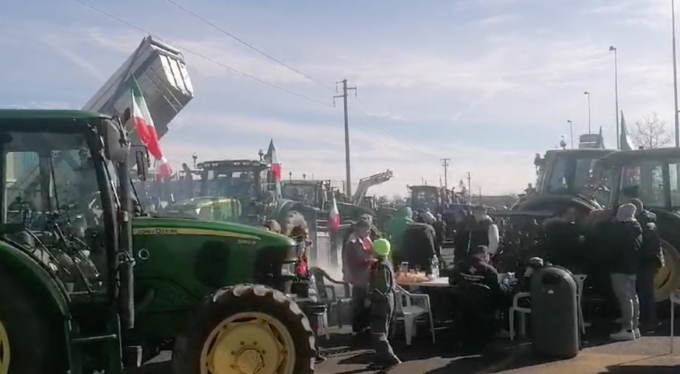 Sit-in di protesta davanti al centro fiera di Montichiari: circa duecento i trattori presenti
