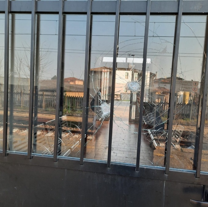 Lancia massi contro la porta della stazione per “divertimento”, denunciato un sedicenne