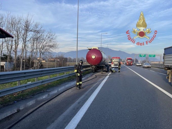 A fuoco il rimorchio di un camion: conteneva materiale altamente infiammabile