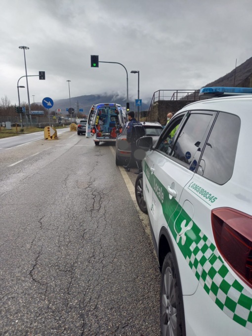 Donna accusa malore al volante, l’intervento della Polizia Locale