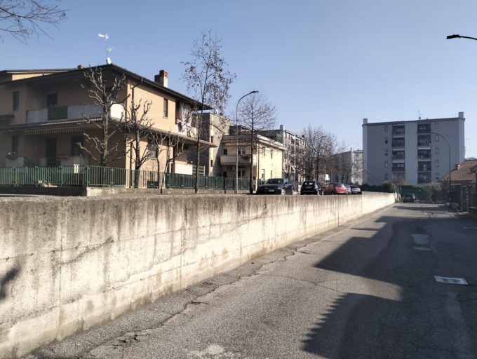 Cade in bici e non cammina più: “Non vogliamo succeda ancora”