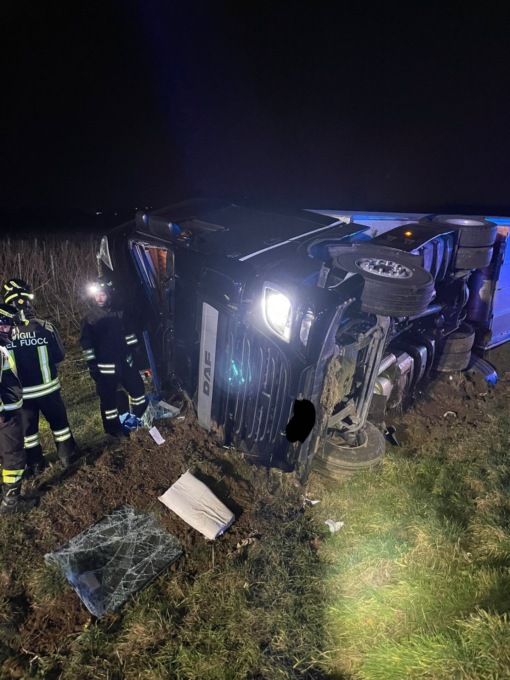 Mezzo pesante si ribalta sulla A4 tra Rovato e Palazzolo