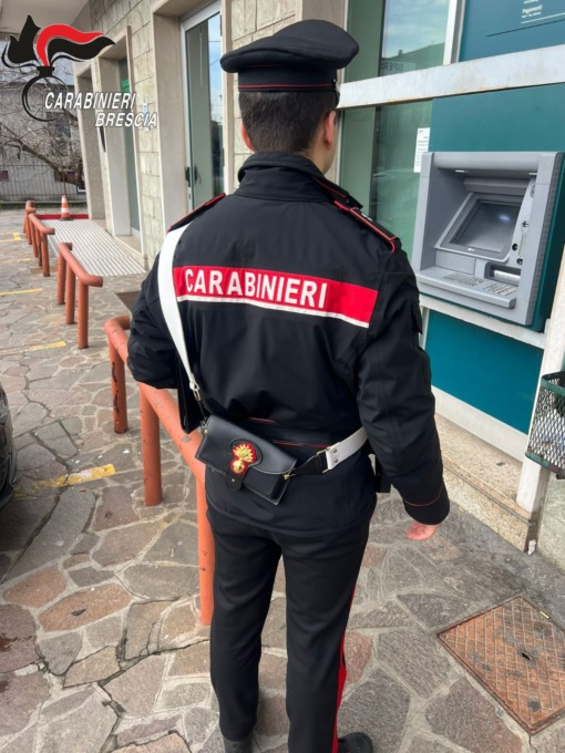 Rapinava uomini e donne anziane al bancomat dopo i prelievi: arrestato a Riccione