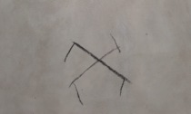 Disegnano una "svastica" sotto la lapide dei partigiani, la denuncia dell'Anpi di Coccaglio