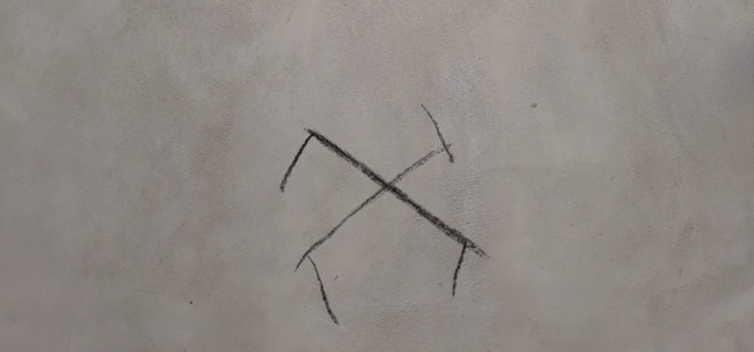 Disegnano una “svastica” sotto la lapide dei partigiani, la denuncia dell’Anpi di Coccaglio