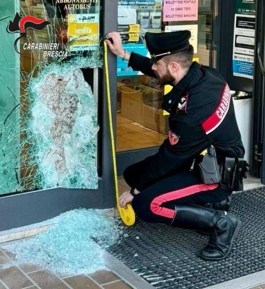 Arrestati per tentato furto e ricettazione, avevano tentato di sfondare la vetrina di una tabaccheria