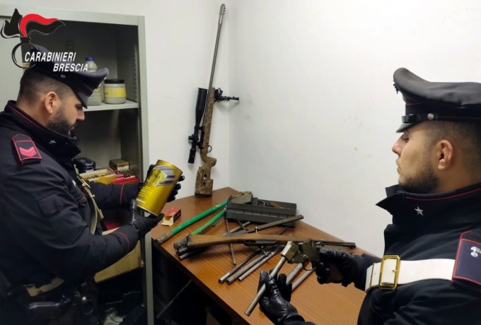 Laboratorio di armi abusivo nell’officina: arrestato il titolare
