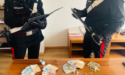 Quattro uomini armati di machete per difendersi dai carabinieri: un arresto e tre denunce