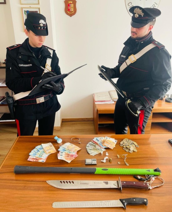 Quattro uomini armati di machete per difendersi dai carabinieri: un arresto e tre denunce