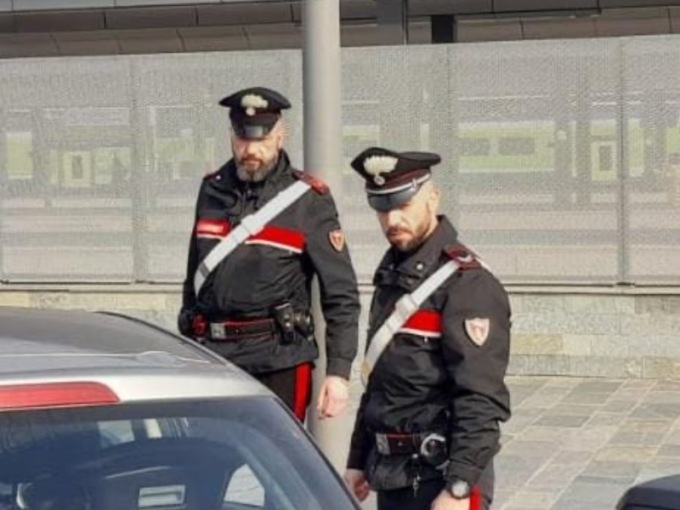Rubano nelle auto in stazione a Brescia: due arresti