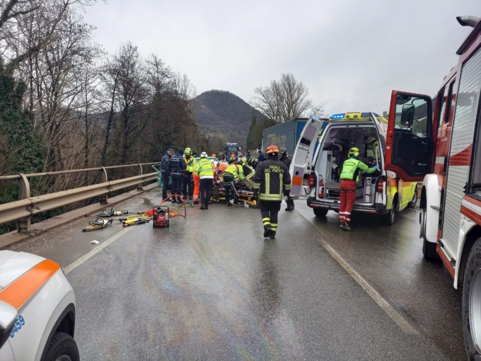 Incidente sulla Sp237, auto si schianta contro un mezzo pesante