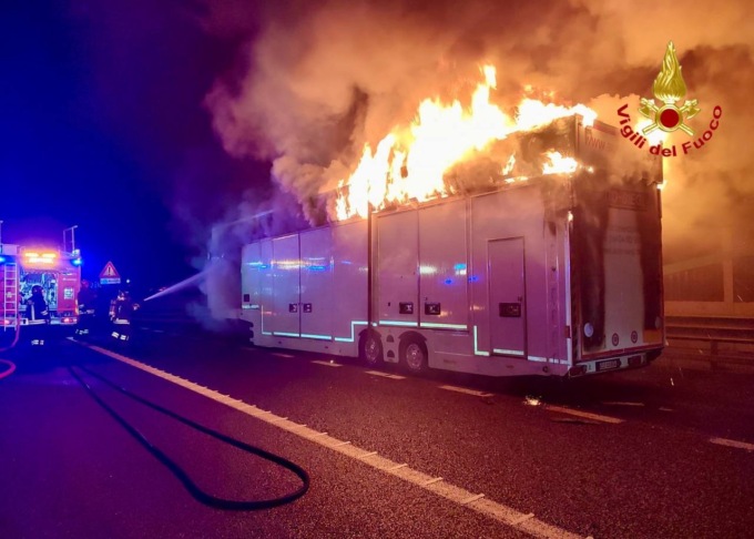 Incendio in A4, brucia un Tir carico di automobili