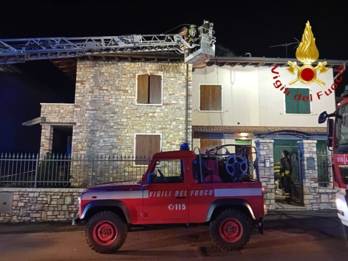 Tetto in fiamme a Gardone Val Trompia
